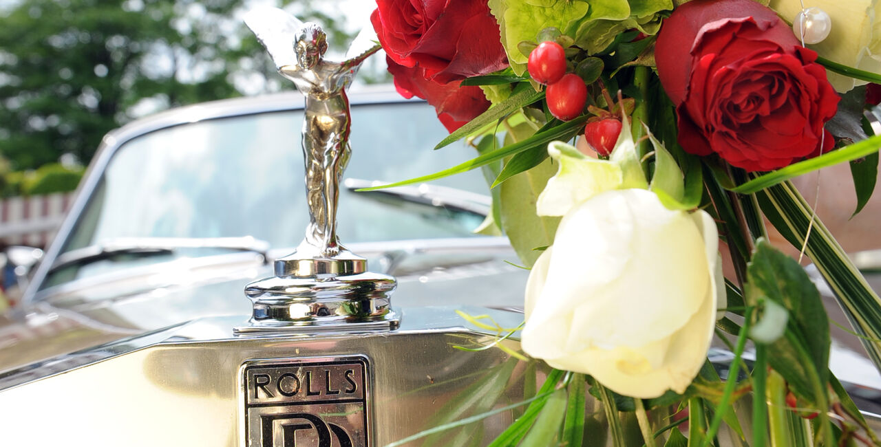Hochzeitslimousine Rolls Royce mit Blumenschmuck